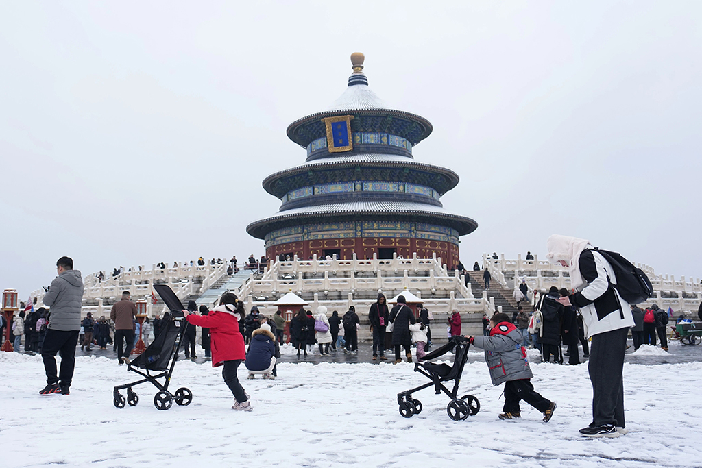 3月5日，游客在雪后的北京天坛公园祈年殿参观游览。新华社记者 鞠焕宗 摄