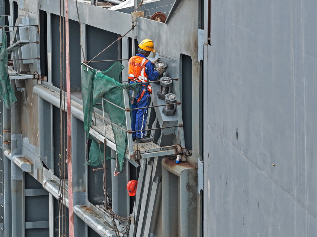 3月5日，建设者在广西平陆运河马道枢纽建设现场安装金属结构（无人机照片）。