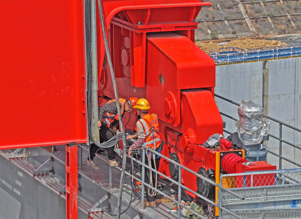 3月5日，建设者在广西平陆运河马道枢纽建设现场安装设备（无人机照片）。