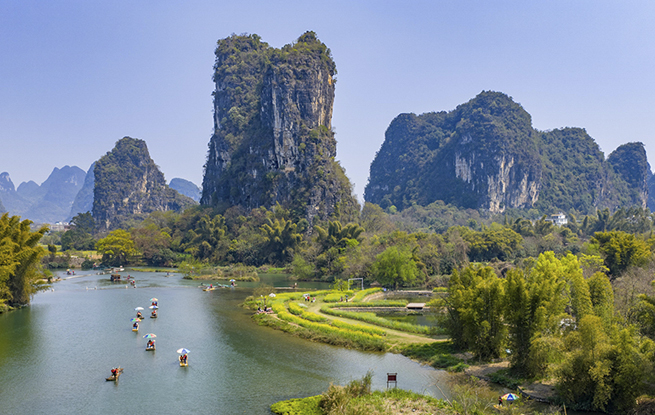 广西阳朔：乘竹筏 赏美景