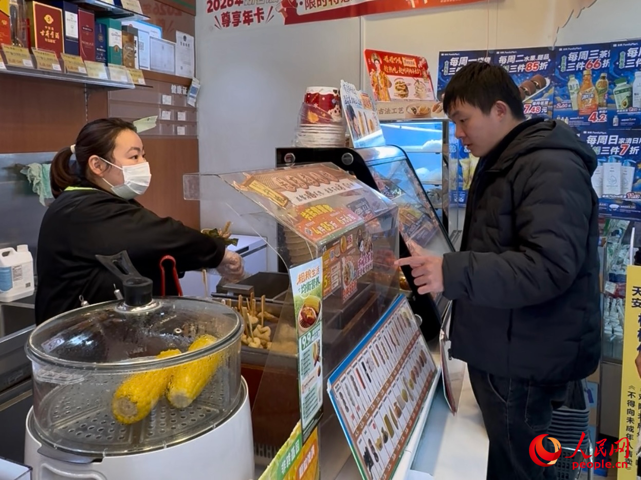 涵涵在小区便利店购物。人民网 陈叶欣摄