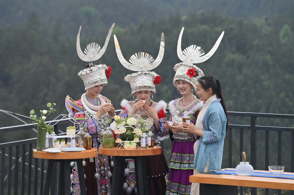 4月12日，在广西融水苗族自治县水融香粤桂协作现代农业产业园，人们在茶山上品茶。