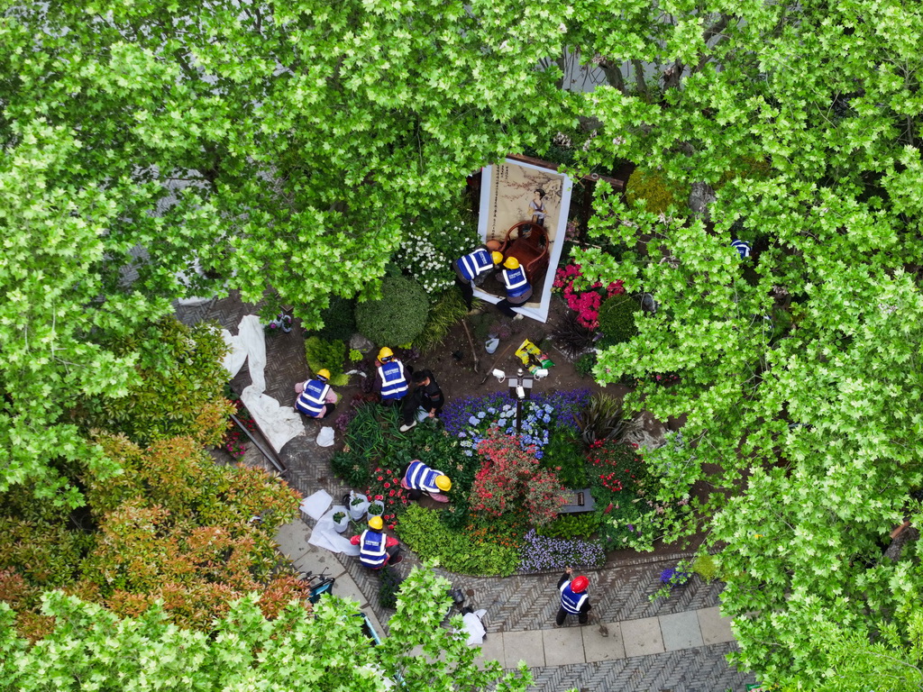4月28日，参赛队伍在如皋水绘园风景区营造花境作品（无人机照片）。