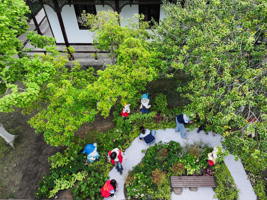 4月28日，参赛队伍在如皋水绘园风景区营造花境作品（无人机照片）。