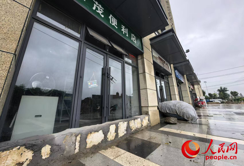由于时常被淹，临街商铺普遍堆砌近半米高的水泥门槛。人民网记者 徐驰摄