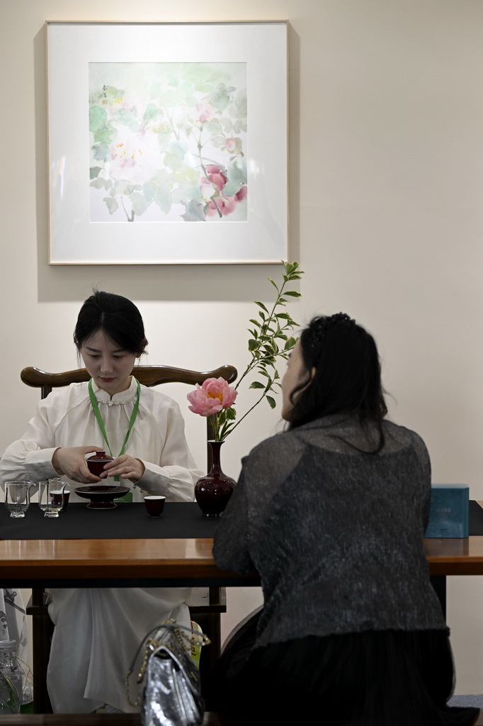 5月8日，参展商工作人员在第十八届安徽国际茶产业博览会上为参观者泡茶。