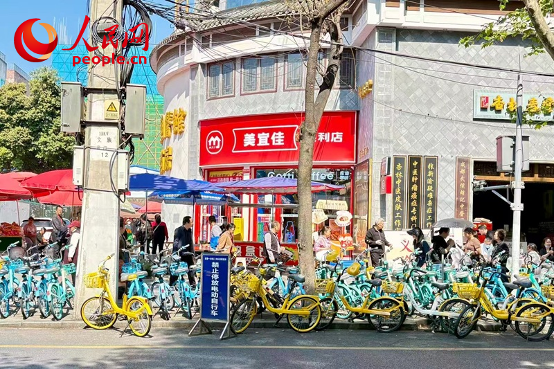 人民直击｜共享单车如何破局“最后一公里”(图2)