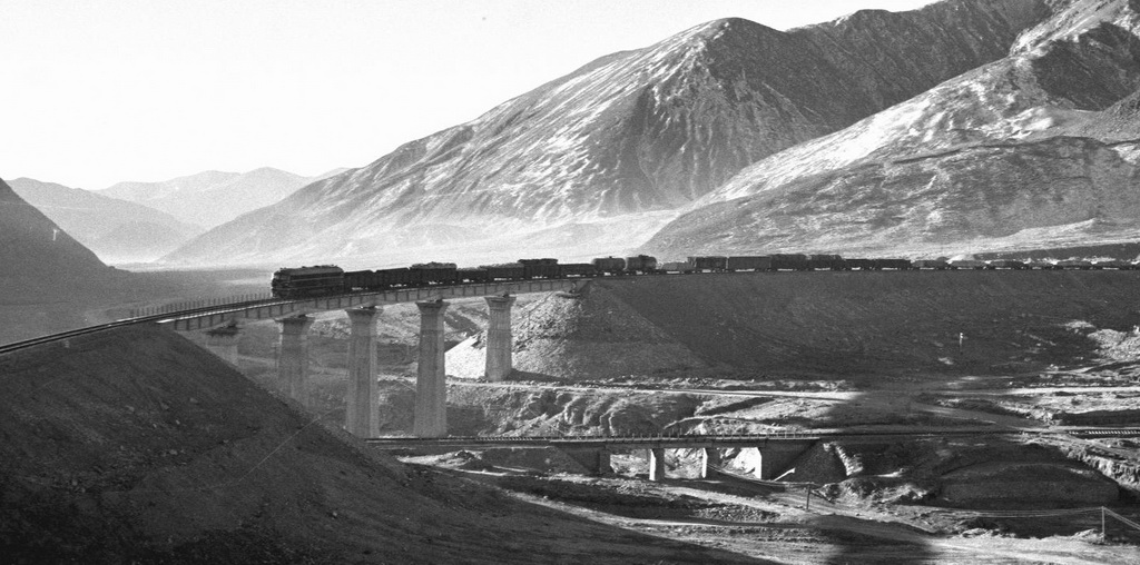 列车行驶在海拔3700米的青藏铁路青海湖北岸地区(1979年摄)。新华社记者 樊如钧 摄