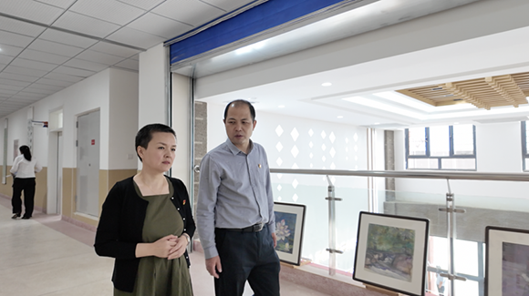 孙凯(右)与董坤岳(左)在轮台县第四中学。人民网 娜地拉 摄