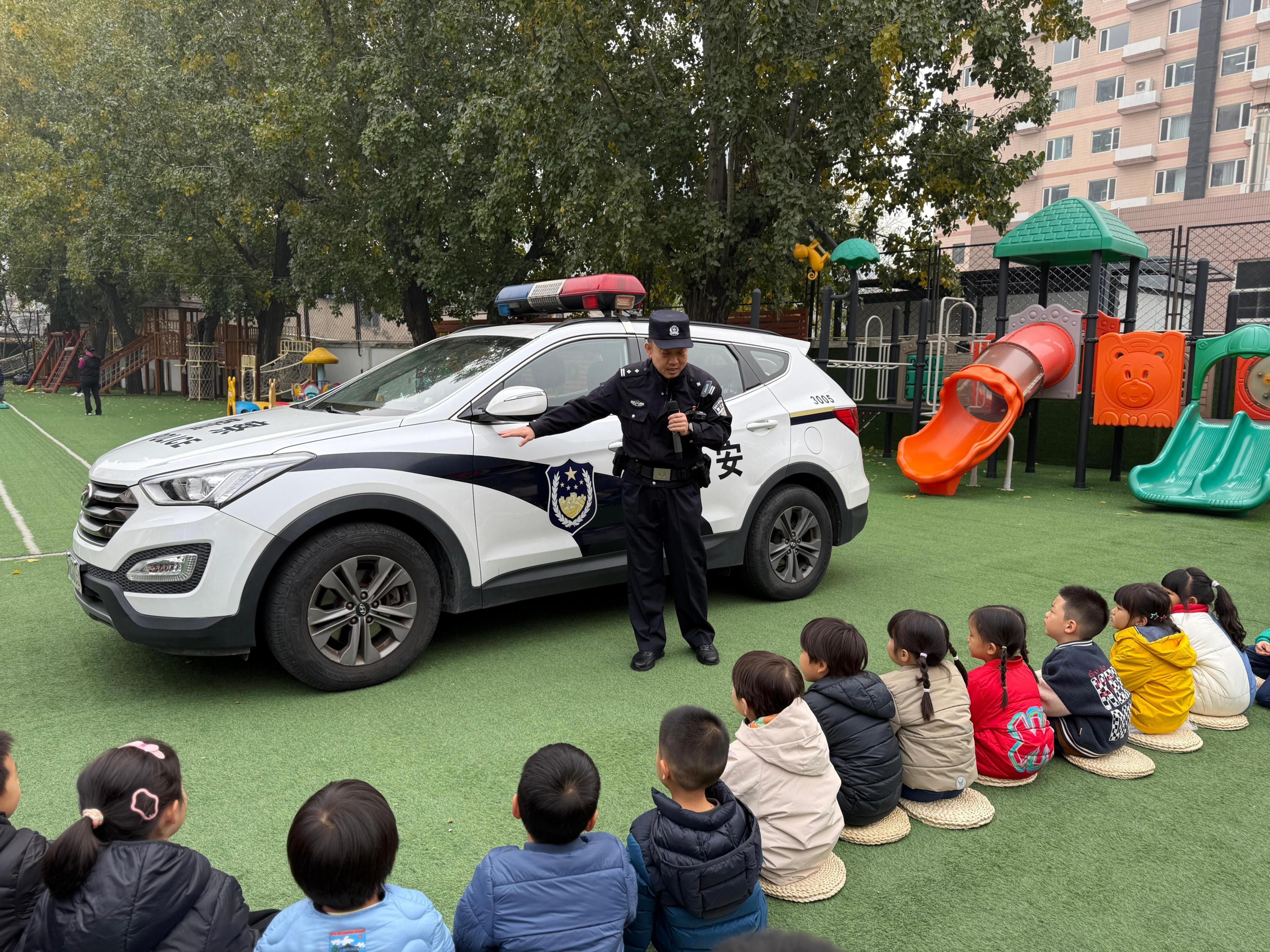 张进军走进幼儿园,给孩子们介绍警察职业。北京市公安局朝阳分局供图