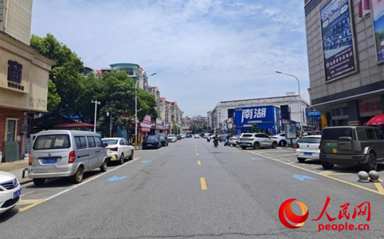 湖南省长沙市车站北路社区三湘南湖大市场路两旁规划的停车位。人民网记者 刘宾摄