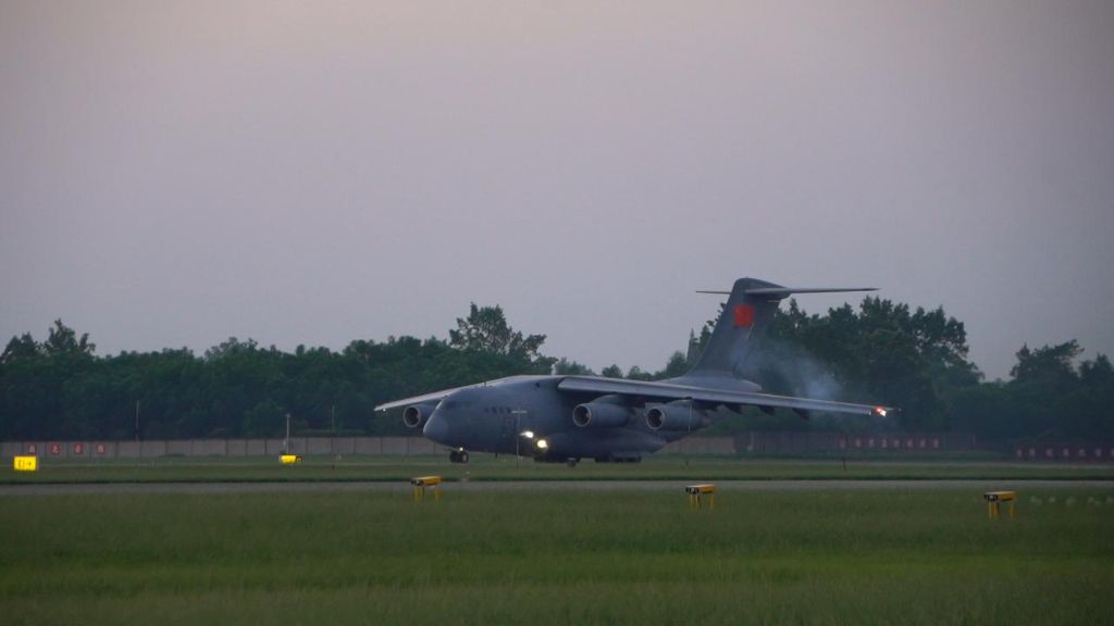 8月27日，西部战区空军一架运-20从西南某机场紧急起飞，搭载西部战区指导组赶赴西藏，组织人民子弟兵开展日喀则市吉隆县泥石流灾害联合救援。新华社发（宋郑生 摄）