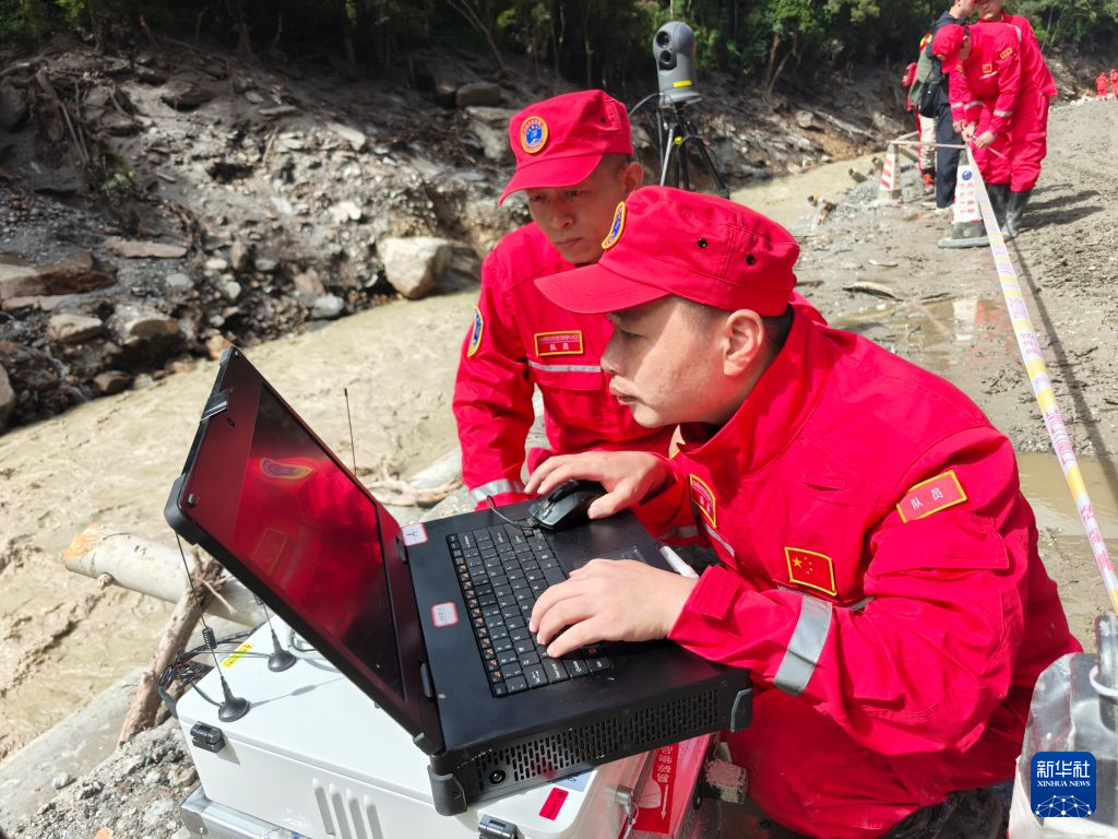8月30日，中国安能专业救援人员利用激光AI监测仪，对现场滑坡、落石等风险开展动态监测。