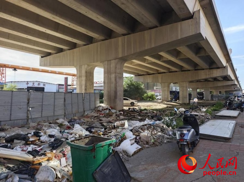 清河北路沿街商铺门前有围挡，路面堆满了垃圾。人民网记者 刘艺琳摄