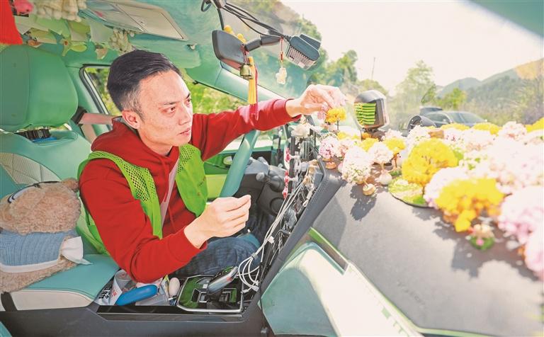 近年来，一些地方运营出租车必须本地户籍、禁行区域内加油站不得给摩托车加油、全域禁燃烟花爆竹等“问题法规”，通过备案审查得以纠正。 图为贵州省都匀市，出租车驾驶员在整理内饰。新华社发