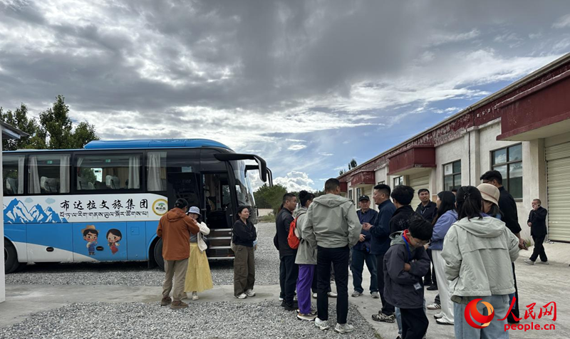 图为突击检查现场，导游弃团而逃。