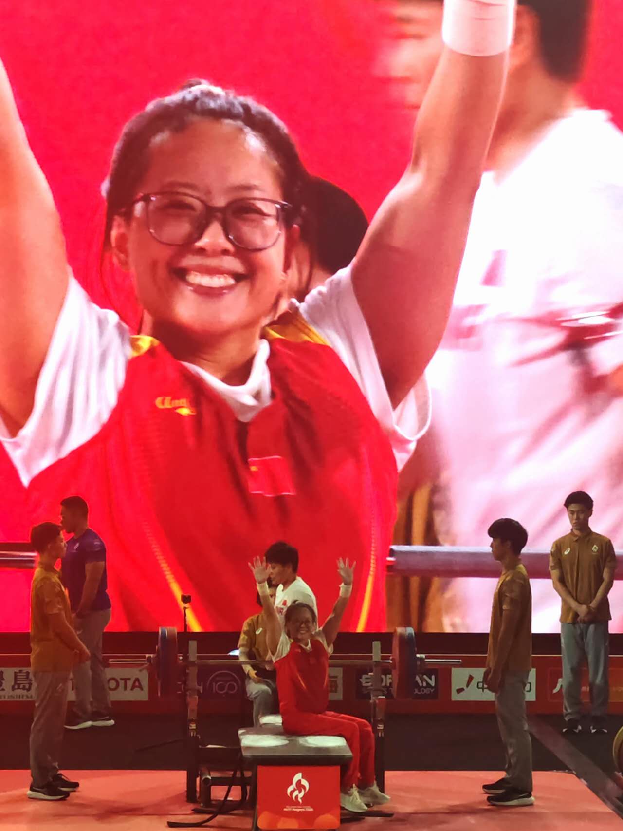 崔哲在第一次试举前,笑着向全场观众问好。人民网记者 王子锋摄
