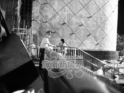 街脱衣裸体 民警露羞色无法处理--社会--人民网