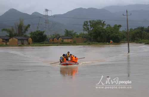 肇庆:橡皮艇洪水中救出十三村民