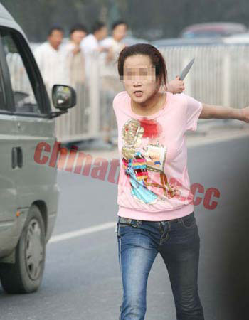 组图:感情受挫一女子北京街头挥刀自残