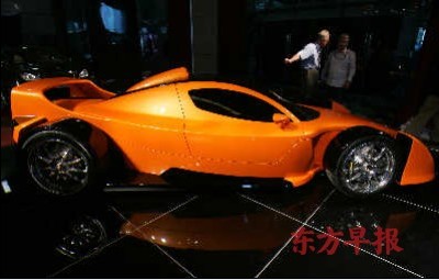 布展现场的F1民用版Hulme跑车,价格为700万元人民币。