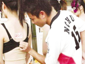 图:台湾一大学办解<em>内衣</em>比赛 1秒脱1件<em>女生内衣</em>