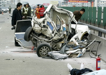 奥拓车被撞散架 车内孕妇危在旦夕