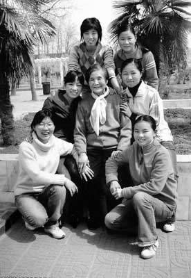 梁声翕老人和部分受资助的学生合影