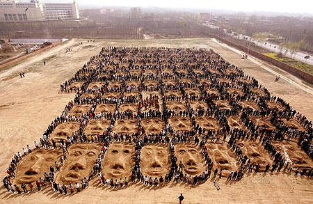 三千名学生搞行为艺术 全身涂泥扮农民