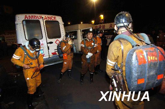 3月28日深夜,救援人员准备下井施救。当日11时左右,山西省临汾市尧都区一乡镇煤矿发生瓦斯爆炸事故,20多人被困井下。新华社记者 江宏景 摄