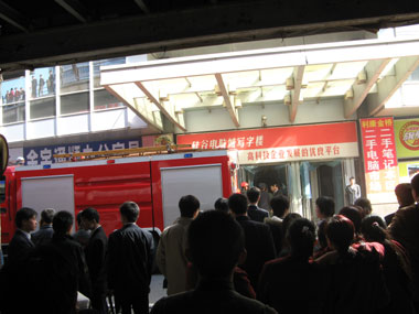 组图:北京中关村硅谷电脑城地下餐厅着火
