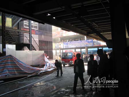 组图:北京中关村硅谷电脑城地下餐厅着火 (2)