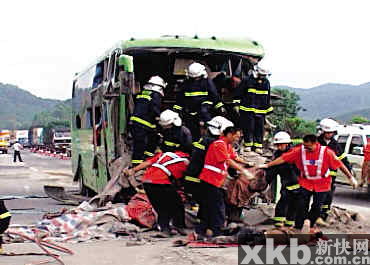 广西长途客车广州高速发生车祸2死40人伤