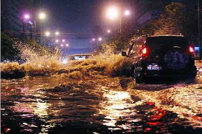 西安遭暴雨夜袭成一片汪洋 致多趟列车晚点