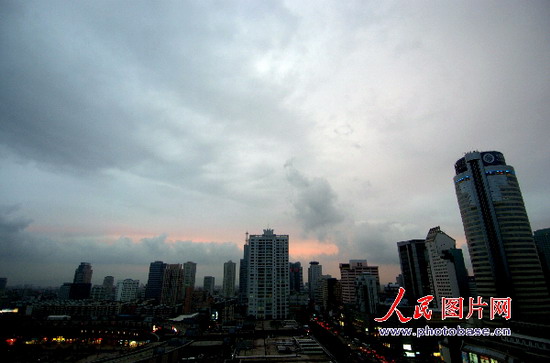组图:台风韦帕逼近 宁波上空乌云密布