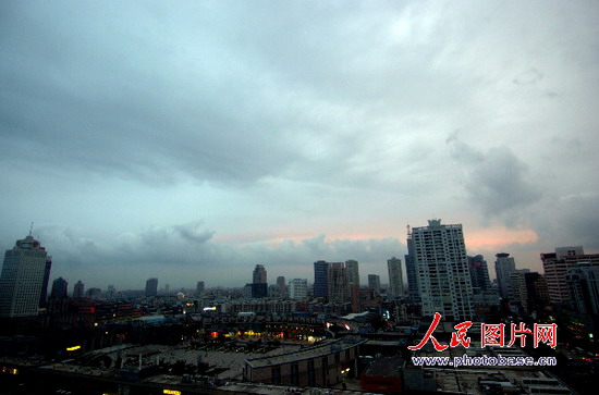 组图:台风韦帕逼近 宁波上空乌云密布