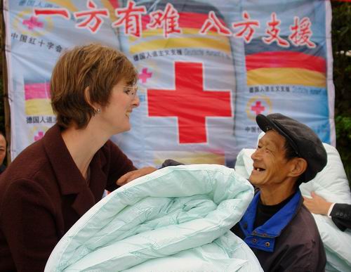 国际红十字会援助湖北夷陵灾区