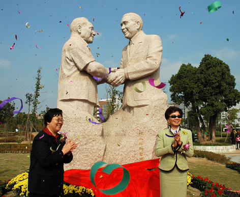 组图:《邓小平和包玉刚》雕像在宁波揭幕