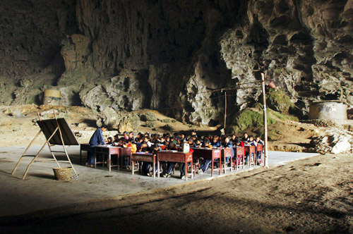 组图:贵州紫云 建在山洞中的小学校