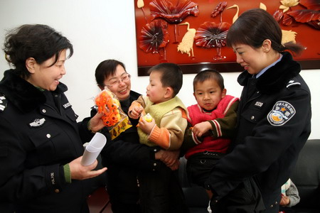 沈阳公安为福利院弃婴送去落户手续