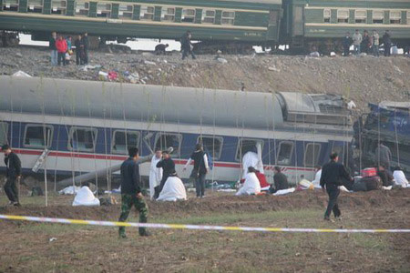 T195次旅客列车与上行的5034次客车相撞