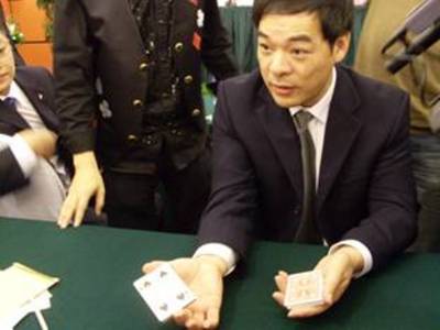 其实,现实中就有这样一位身怀绝技的"赌王",他叫郑太顺,48岁,福建人
