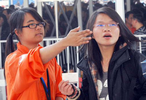 大学生志愿者春运献爱心