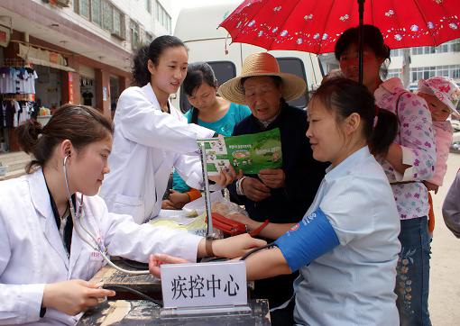 陕西宁强为灾区群众宣传H1N1甲型流感和狂犬