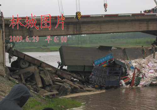 黑龙江省铁力市一大桥发生垮塌 至少6辆车坠河