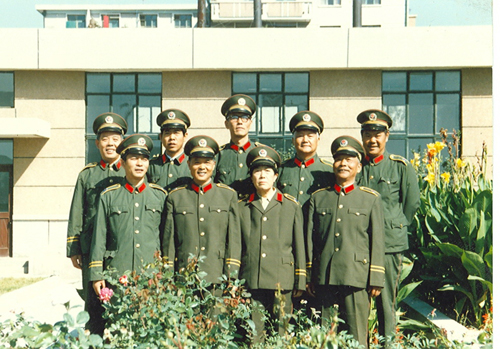 天津市公安局二级英模刘英同志(前排左一)