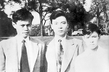 1949年,邓稼先(中)与杨振宁(左)杨振平(右)兄弟合影于美国芝加哥大学