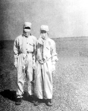 ■1979年,寻回未爆的核武器弹头后,邓稼先(左)与赵敬璞合影于核试验基地的戈壁滩