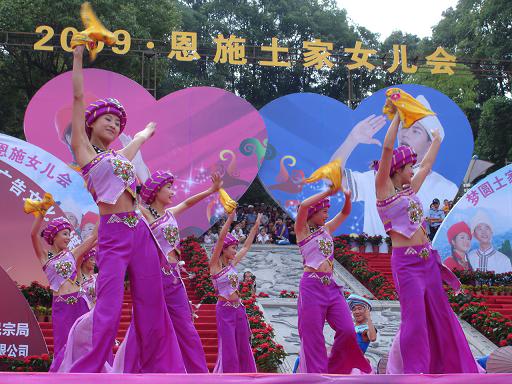 湖北恩施:\u0026quot;女儿会\u0026quot; 上相亲忙 --社