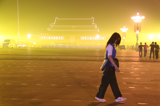 150名志愿者为8万名背景表演者贴点定位